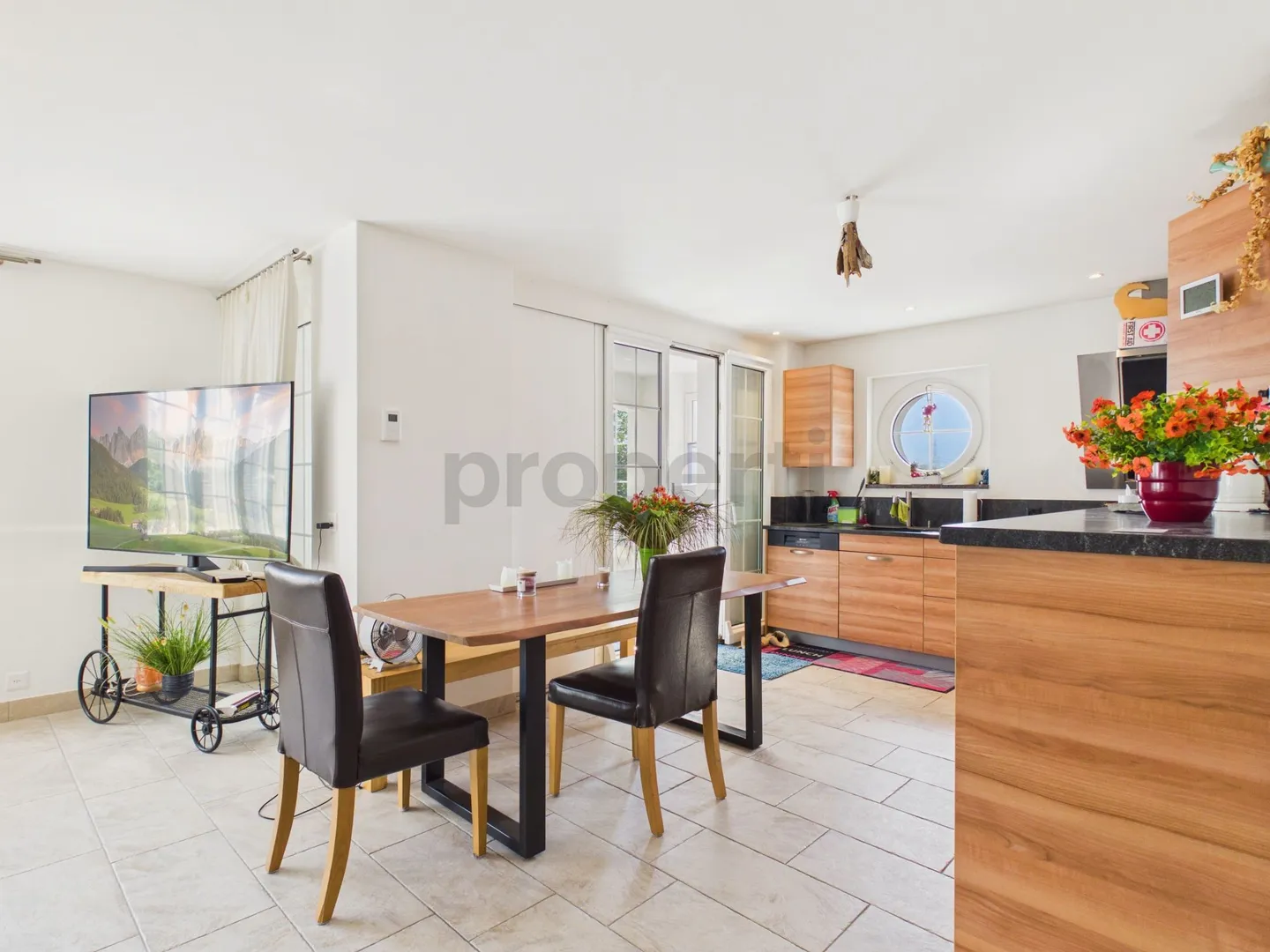 Traumhafte 4.5-Zimmer-Wohnung mit Wintergarten, Terrasse und Weitblick in Fläsch - Foto 5 di 13