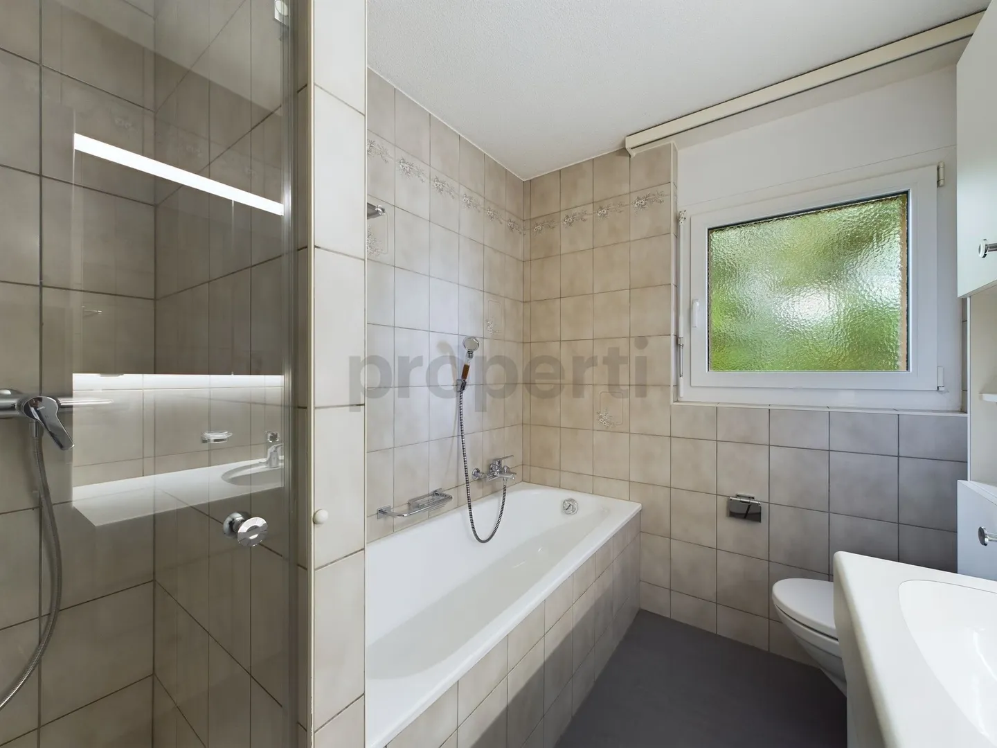 Appartement penthouse de 4,5 pièces de haute qualité avec deux balcons et cheminée à Niederönz - Photo 11 sur 12