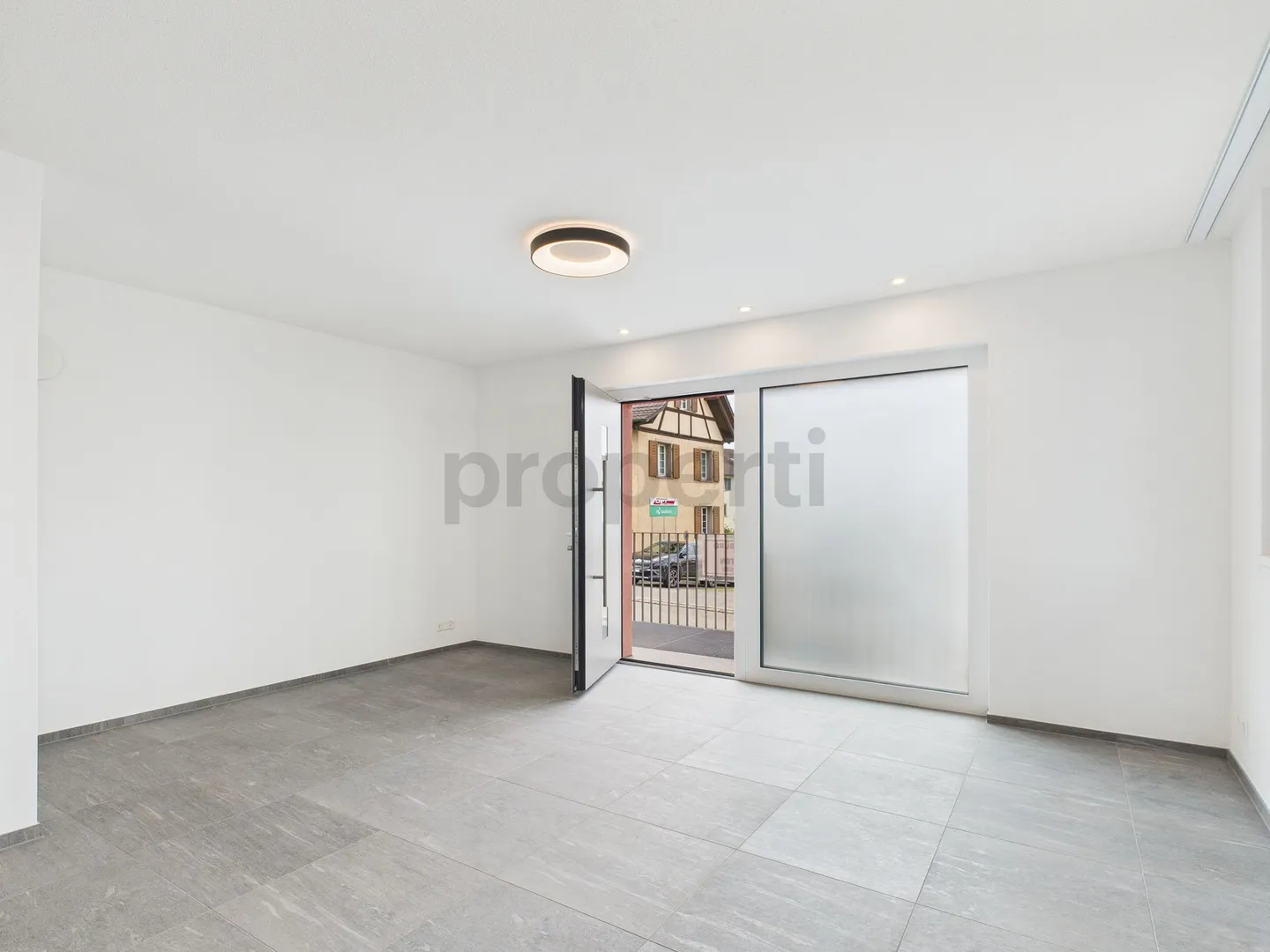 Espace de magasin ou d'atelier attrayant avec cuisine moderne dans un emplacement central à Frauenfeld (TG) - Photo 2 sur 8