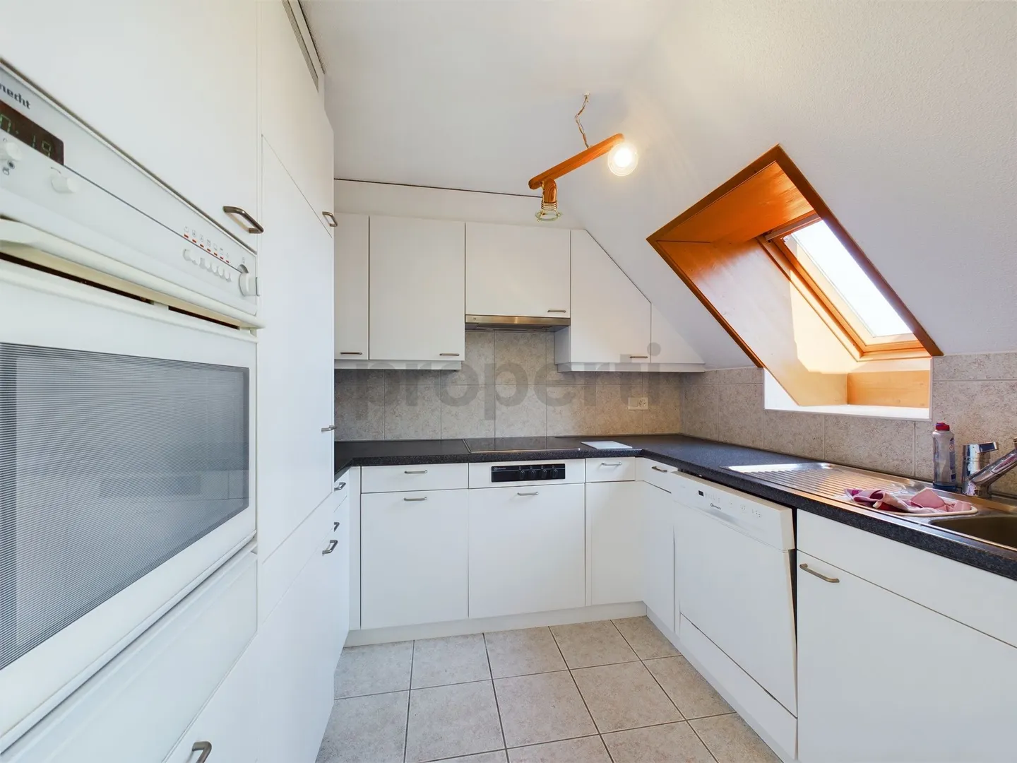Grosszügige 4.5-Zimmer Maisonette-Wohnung in Dällikon - Foto 2 di 13