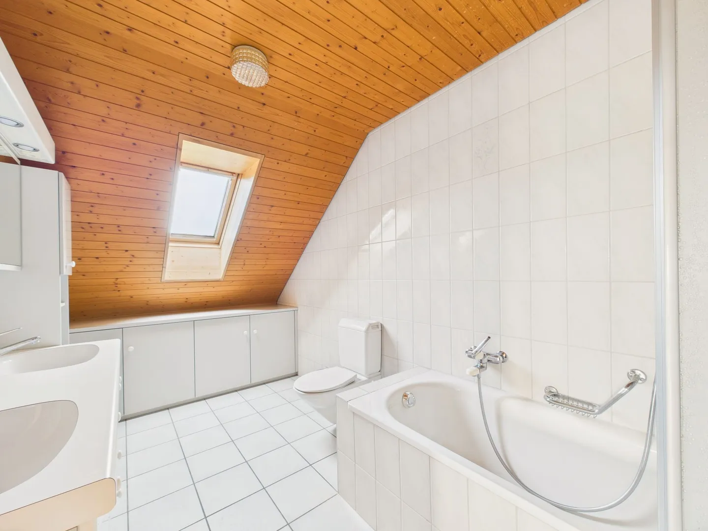 Appartement spacieux de 3,5 pièces avec piscine et vue sur la montagne - Votre nouveau chez-vous à Alterswil - Photo 9 sur 13