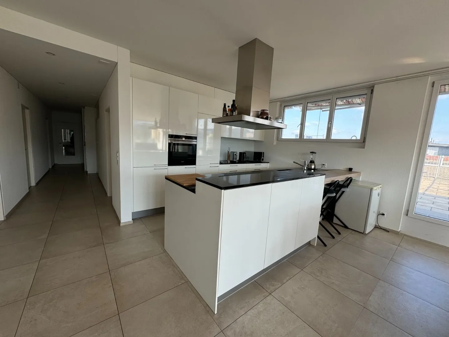 Modern 5-room apartment with spacious balcony, centrally located in Zurich - Photo 2 of 12