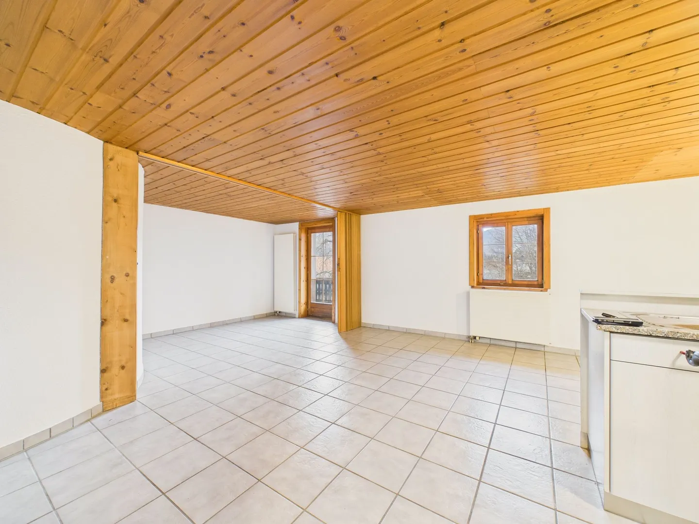 Charmante 2.5-Zimmer Wohnung mit Balkon in Cazis - Foto 2 von 8