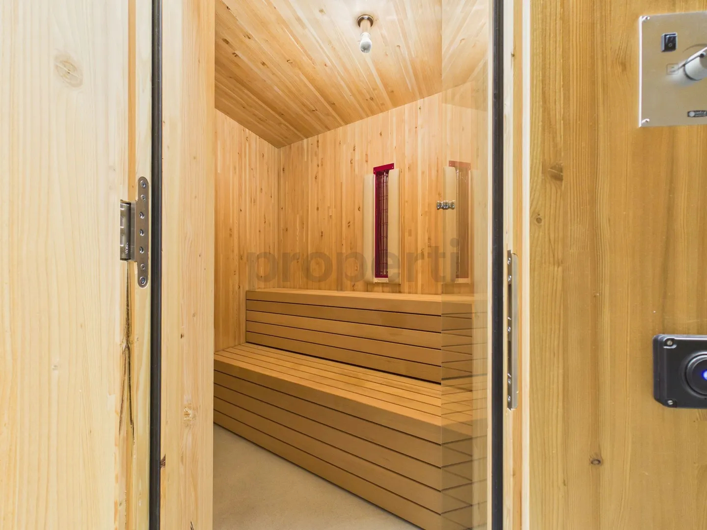 Casa unifamiliare architettonicamente eccezionale in una posizione panoramica di prima classe nelle Alpi svizzere - una seconda casa con comfort abitativo e vista ampia - Foto 11 di 13