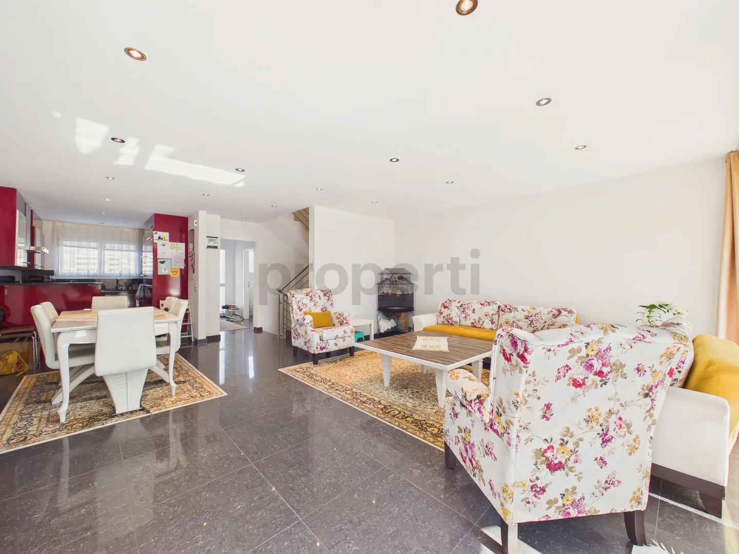 Charming 6.5-room detached house with garden in Oftringen - Photo 2 of 10