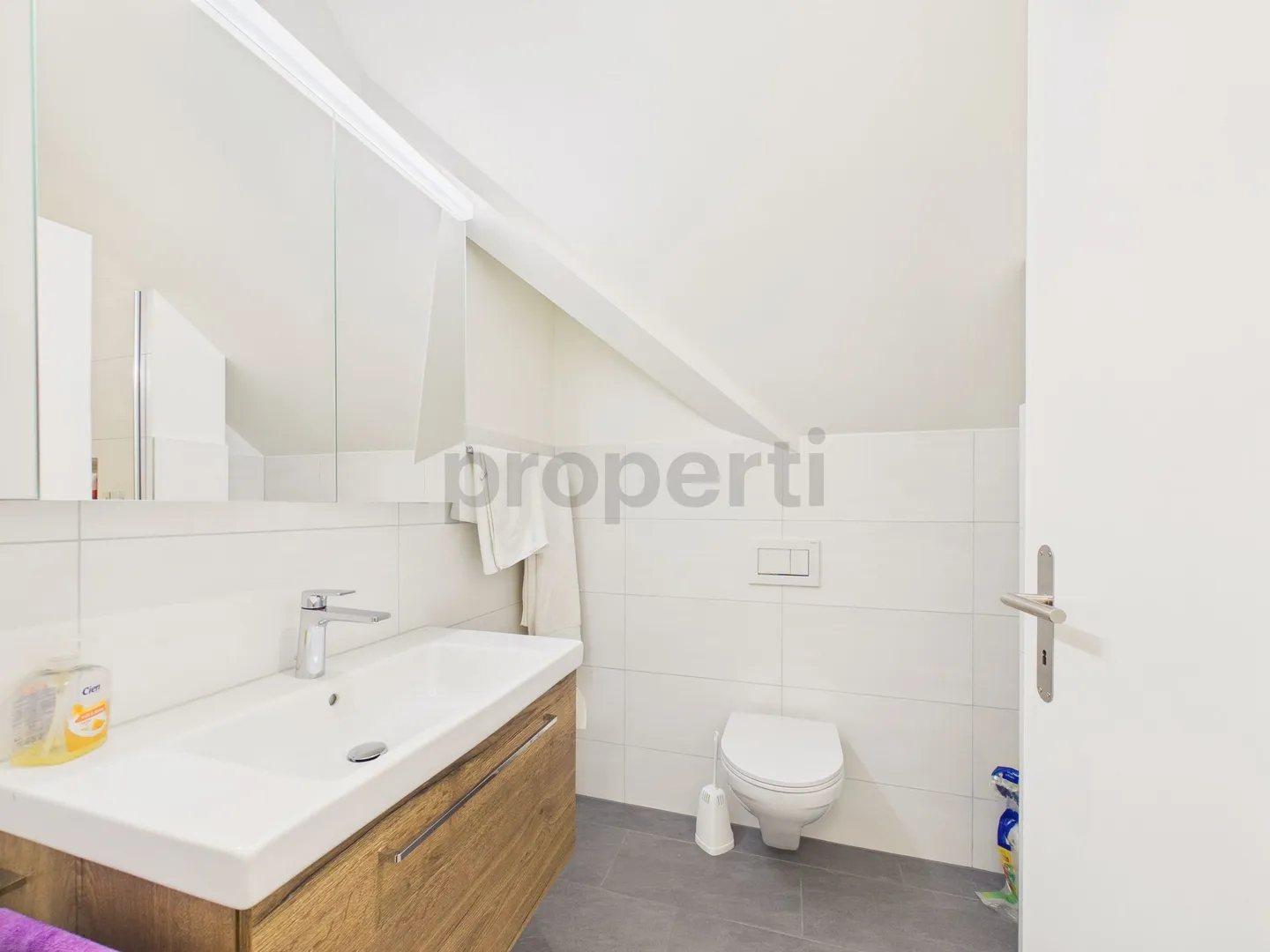 Appartement sous les combles de 2,5 pièces récemment rénové dans un emplacement central à Rudolfstetten-Friedlisberg - Photo 8 sur 11