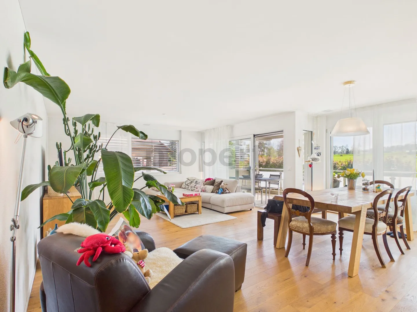 Appartement moderne de 4,5 pièces avec balcon et vue panoramique sur la verdure à Güttingen - Photo 2 sur 13