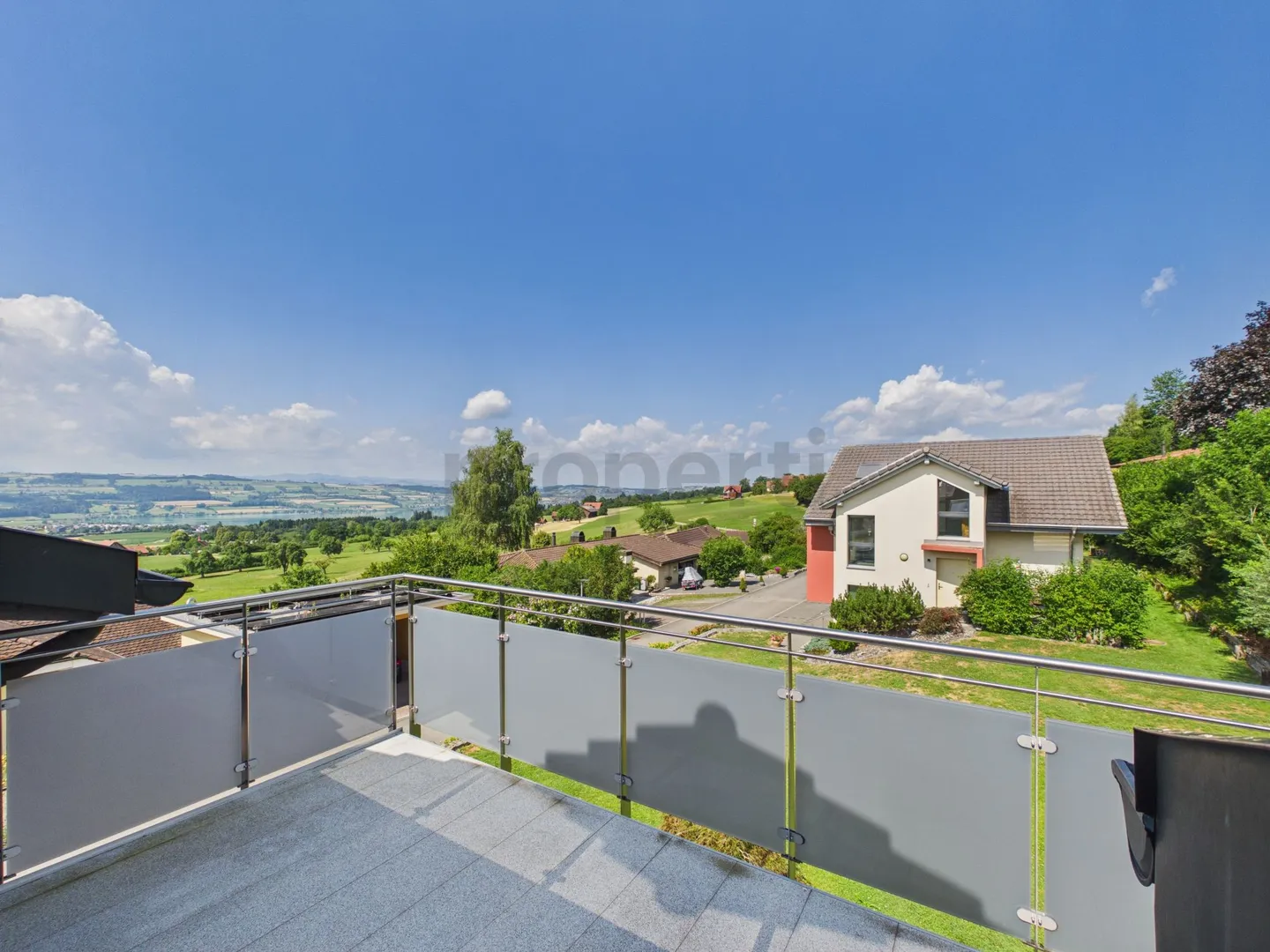 Balcon avec vue sur le lac de Sempach, fraîchement rénové et avec sa propre tour de lavage - Photo 1 sur 9
