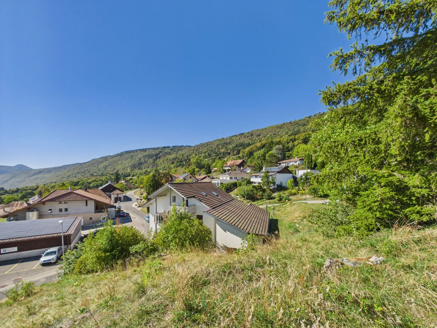 Buildable land of 901 m² in the center of the village, Project authorized for 2 apartments, Possibility of individual plot - Photo 2 of 6