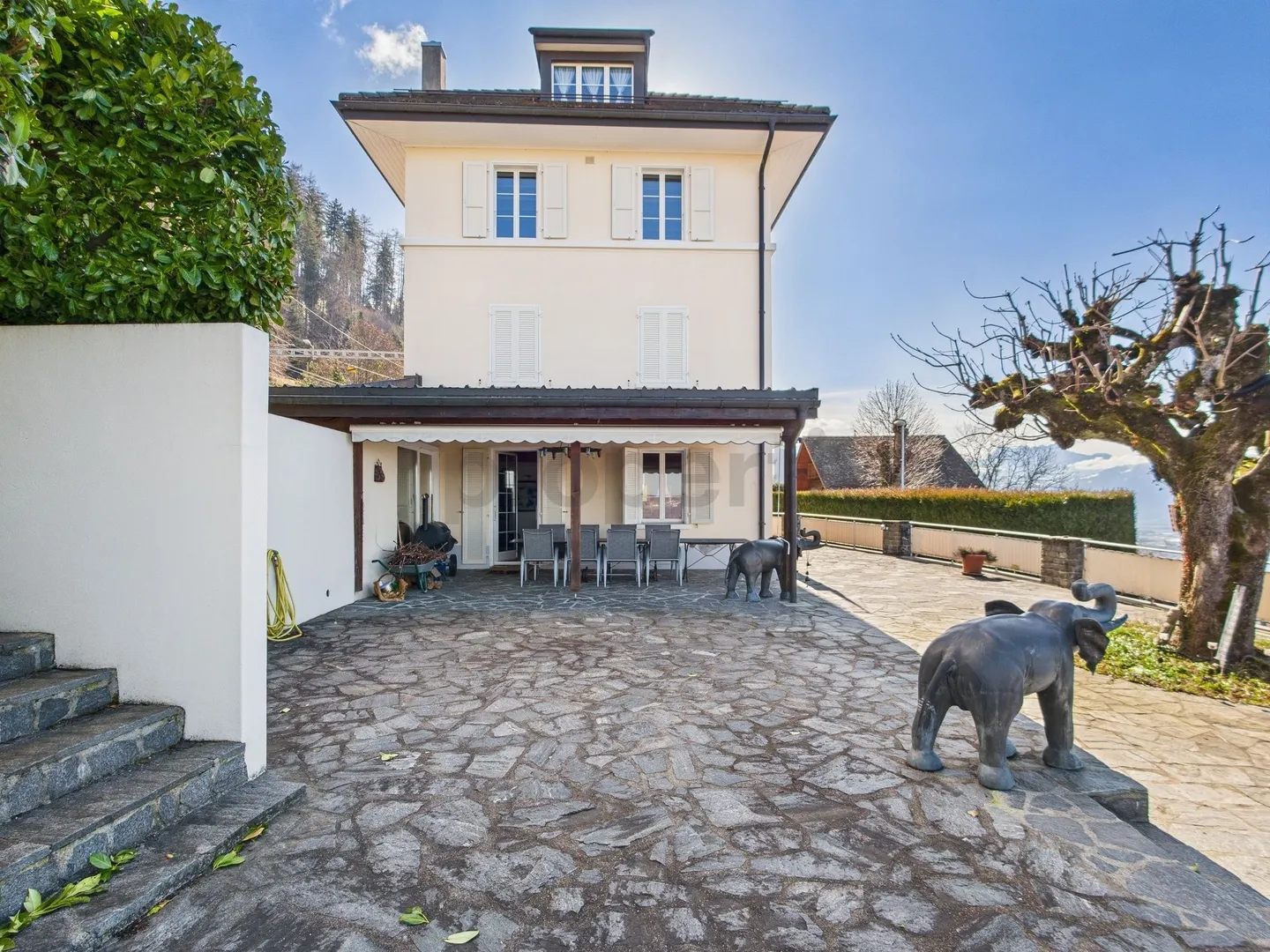 Prestigieuse maison avec vue lac exceptionnelle - Photo 10 sur 11