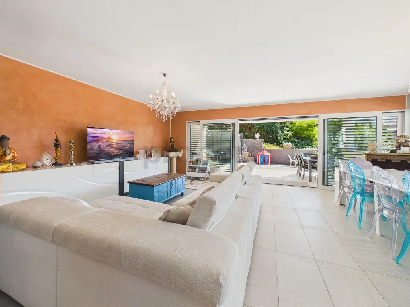 Contemporary villa with large spaces, garden and double garage - Photo 2 of 13