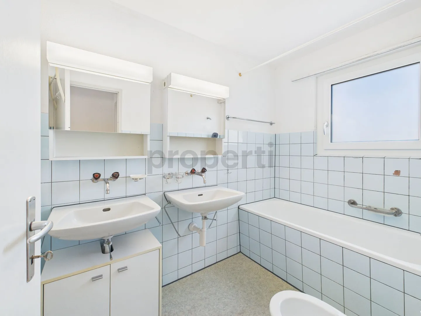 Occasione unica con vista lago: appartamento di 4,5 locali con potenziale a Nottwil - Foto 8 di 13