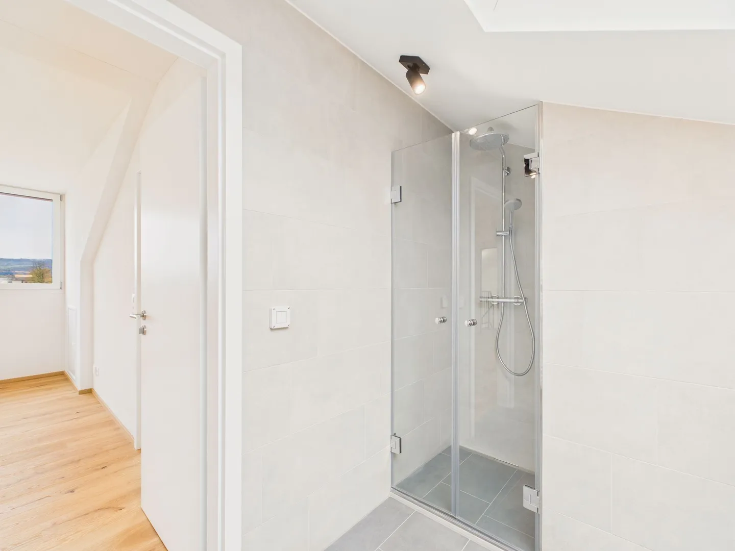 Moderne 2.5-Zimmer-Dachwohnung in Oberwil - Foto 10 von 13