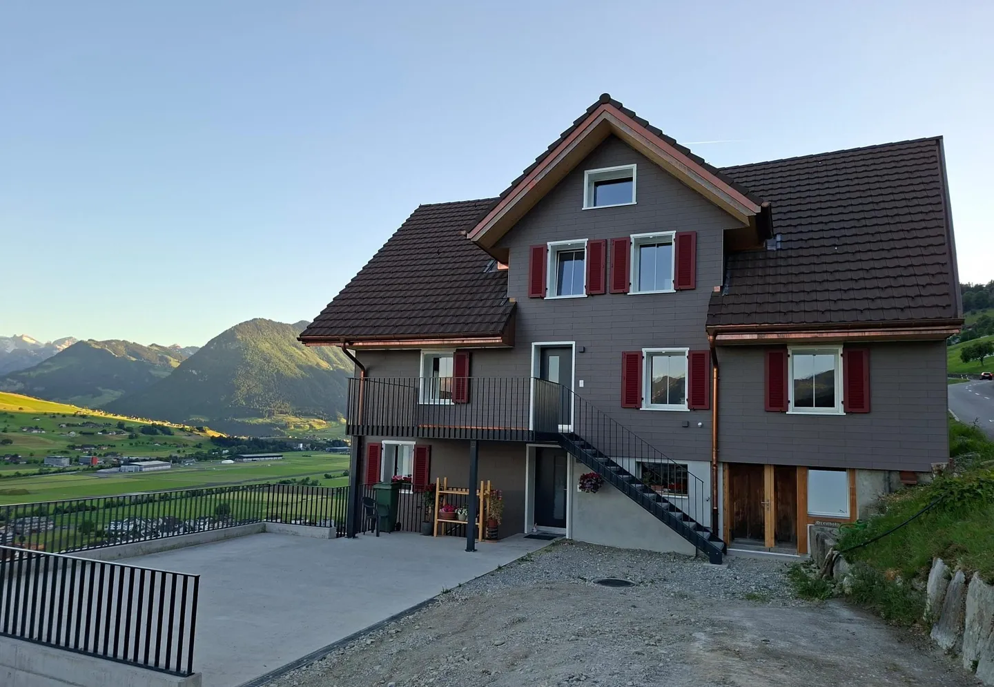 Maisonnette de 7 pièces récemment rénovée avec un plan généreux, Ennetbürgen - Photo 1 sur 13
