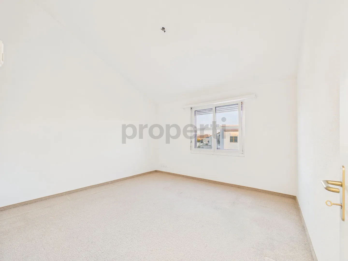 Bright 4.5-Room Apartment with Great Potential - Photo 4 of 9