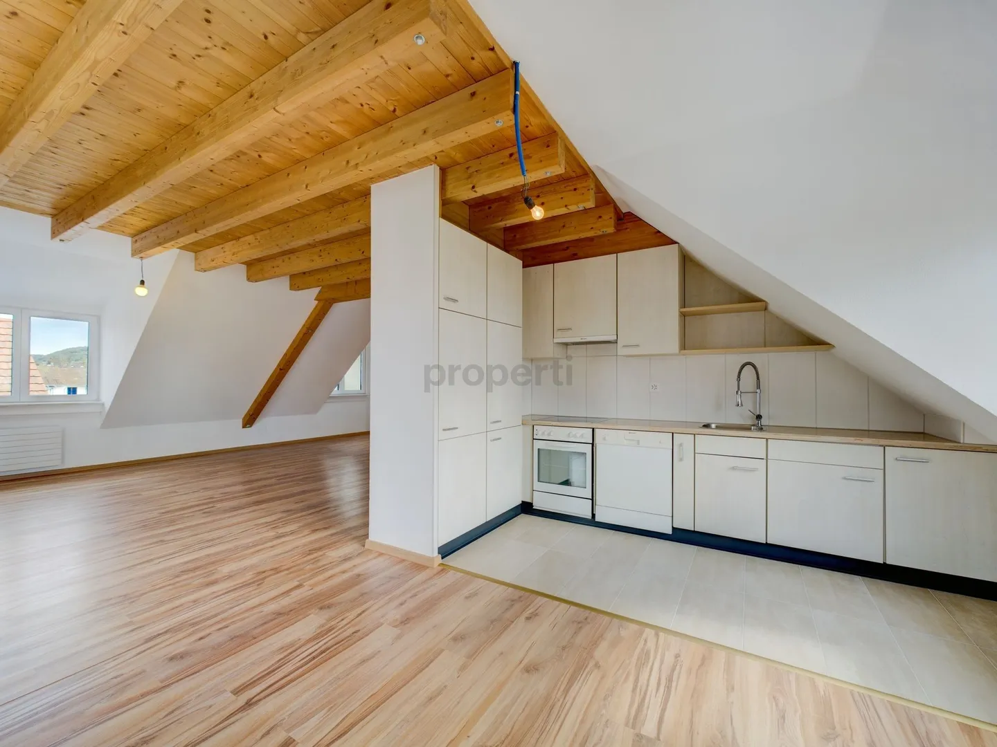 Charmante 3.5 Zimmer Dachwohnung mit Galerie in Steckborn - Zentral gelegen mit Garten und Parkplatz - Photo 2 of 9