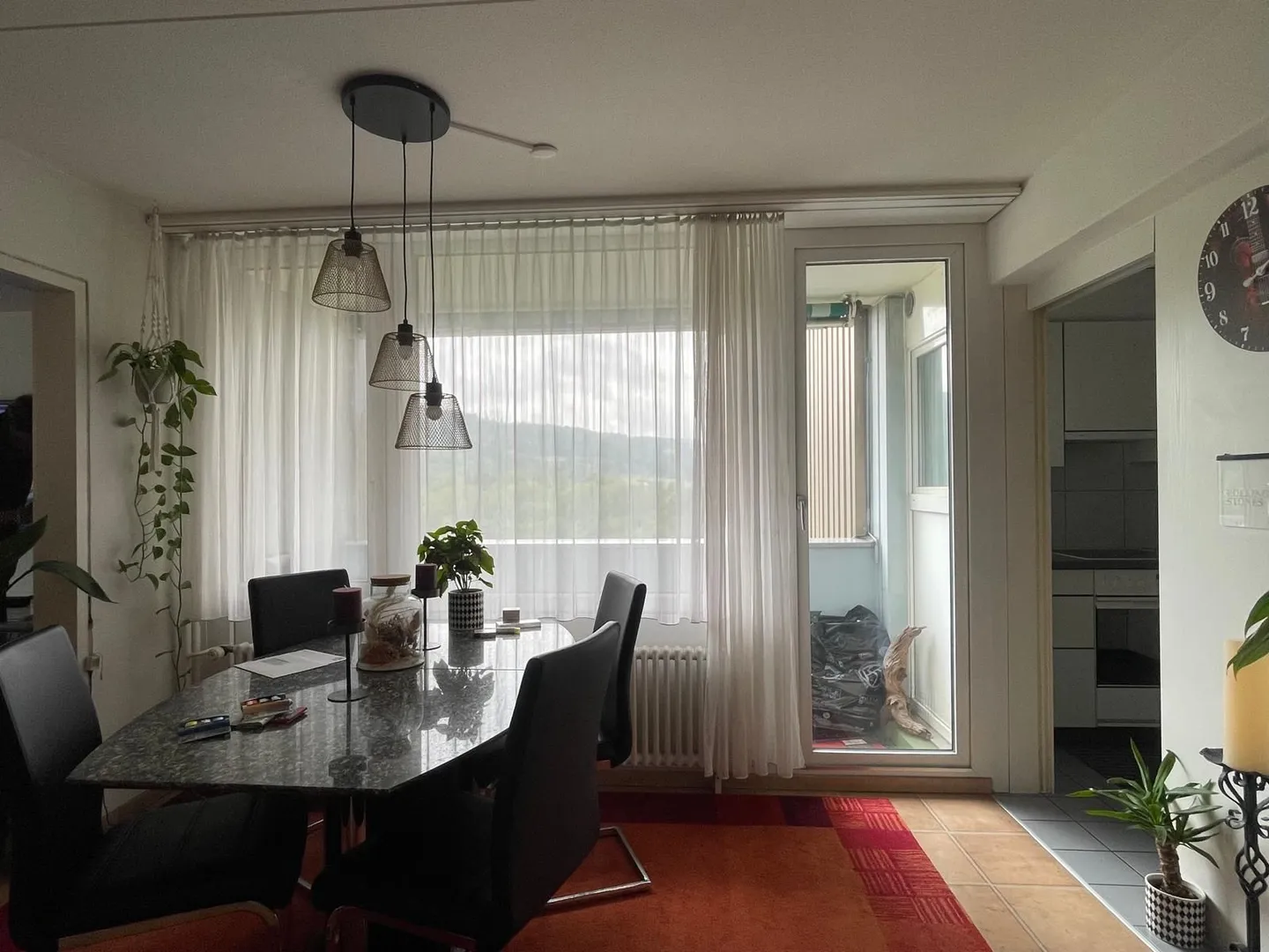 Appartement lumineux de 4,5 pièces avec belle vue, droits de construction abordables jusqu'en 2072 - Photo 2 sur 11