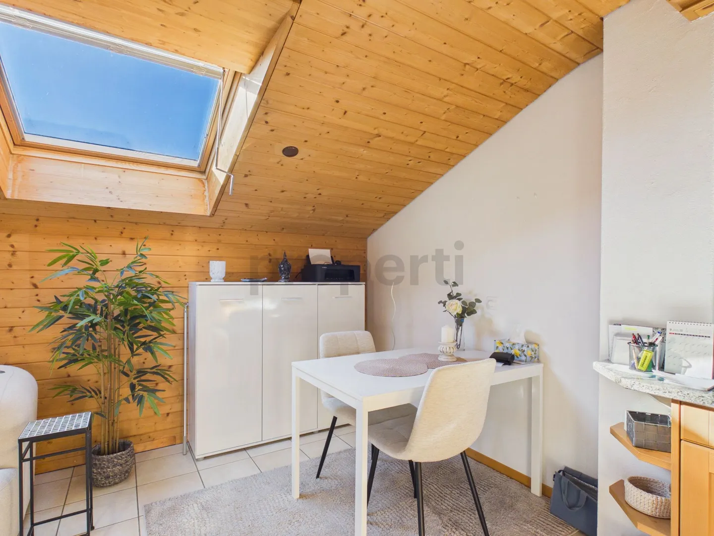 Balcon sud avec vue magnifique sur les montagnes : Attique confortable, parking inclus, près du Crestasee. Résidence secondaire possible - Photo 2 sur 10
