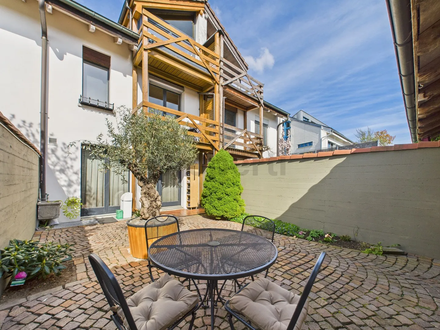 Charming terraced family house in Stein am Rhein with high-quality expansion standard - Photo 2 of 12