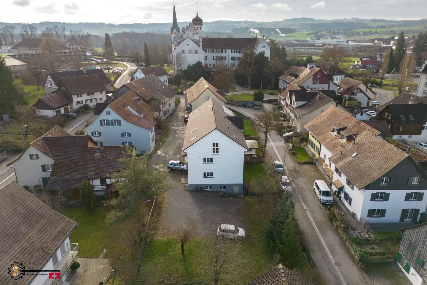 Ruhige 4.5-Zimmer Wohnung mit idealer Lage nahe Zentrum von Bürglen - Foto 1 von 13