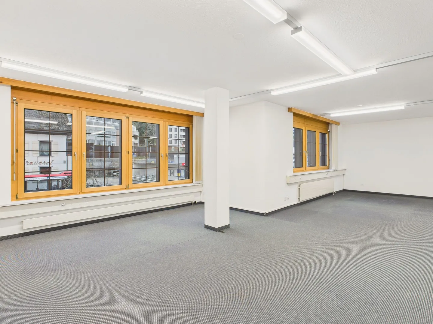 Frisch renovierte 2.5-Zimmer-Wohnung mit Seesicht in zentraler Lage Freienbach - Photo 1 sur 7