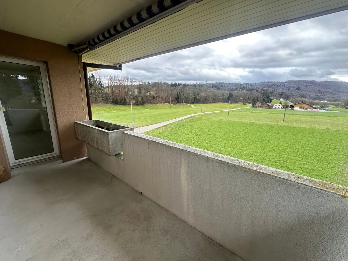 Appartamento luminoso di 3,5 stanze con balcone e vista libera sul verde a Däniken - Foto 11 di 13