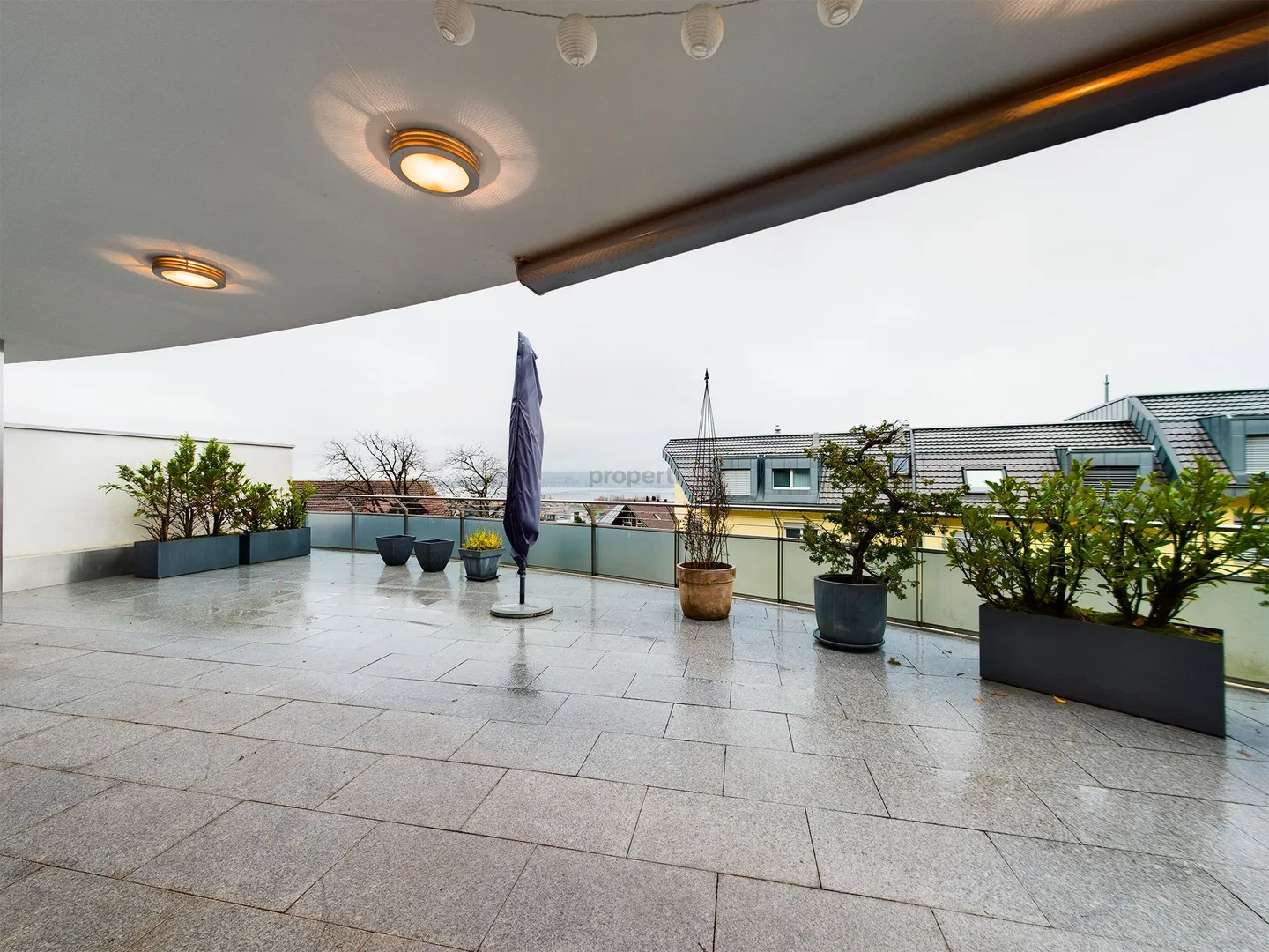 Bright 3.5-room terrace apartment with lake view over the rooftops of Pfäffikon SZ - Photo 1 of 7