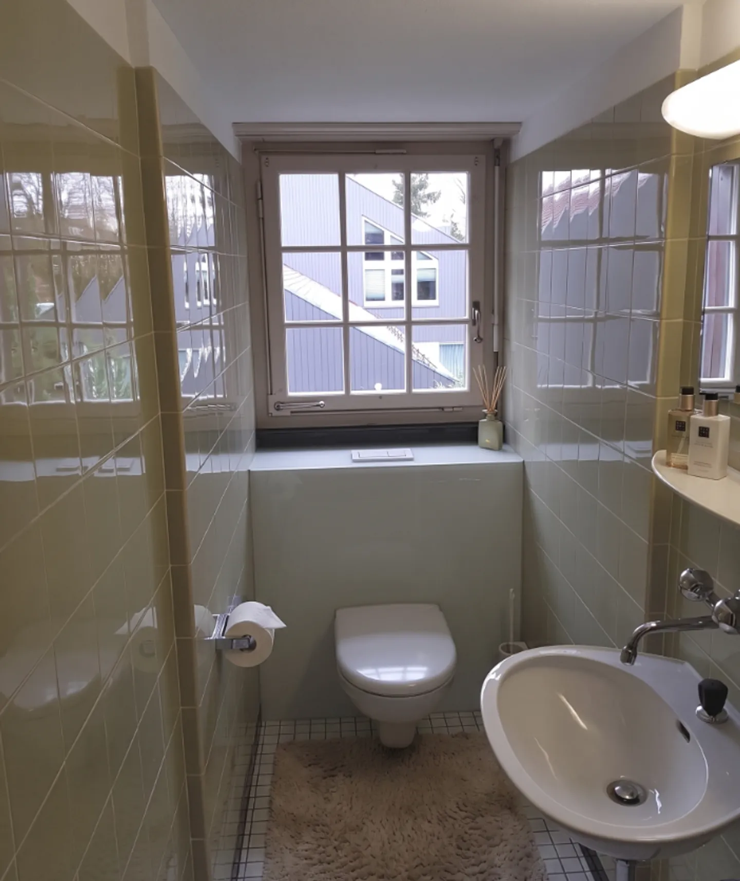 Discret de l'extérieur. Une villa très privée de 7,5 pièces avec une grande piscine et un beau jardin - Photo 12 sur 13