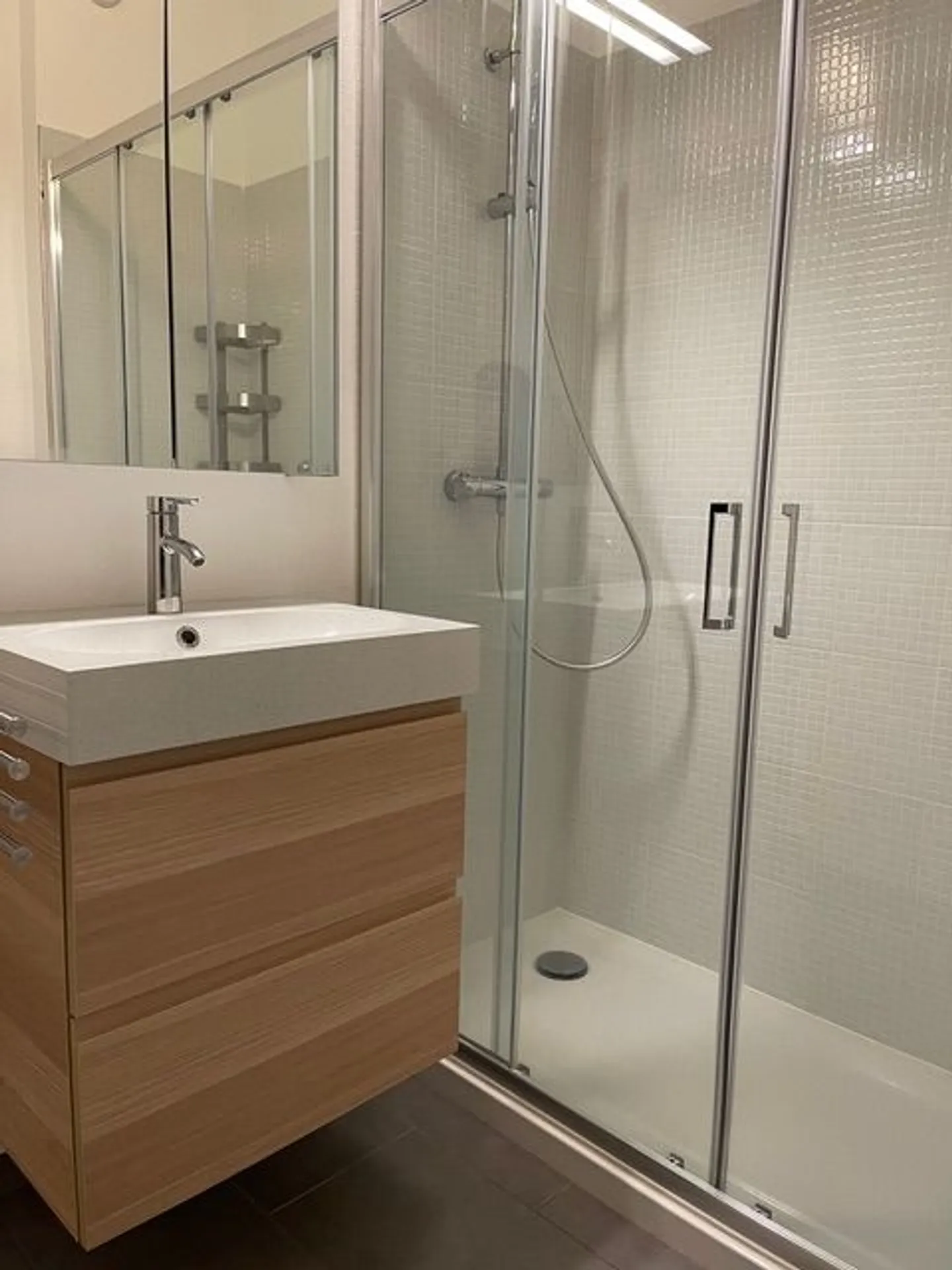 Bright renovated 3.5-room apartment with balcony and parking space in a quiet location in Lugano - Photo 7 of 10