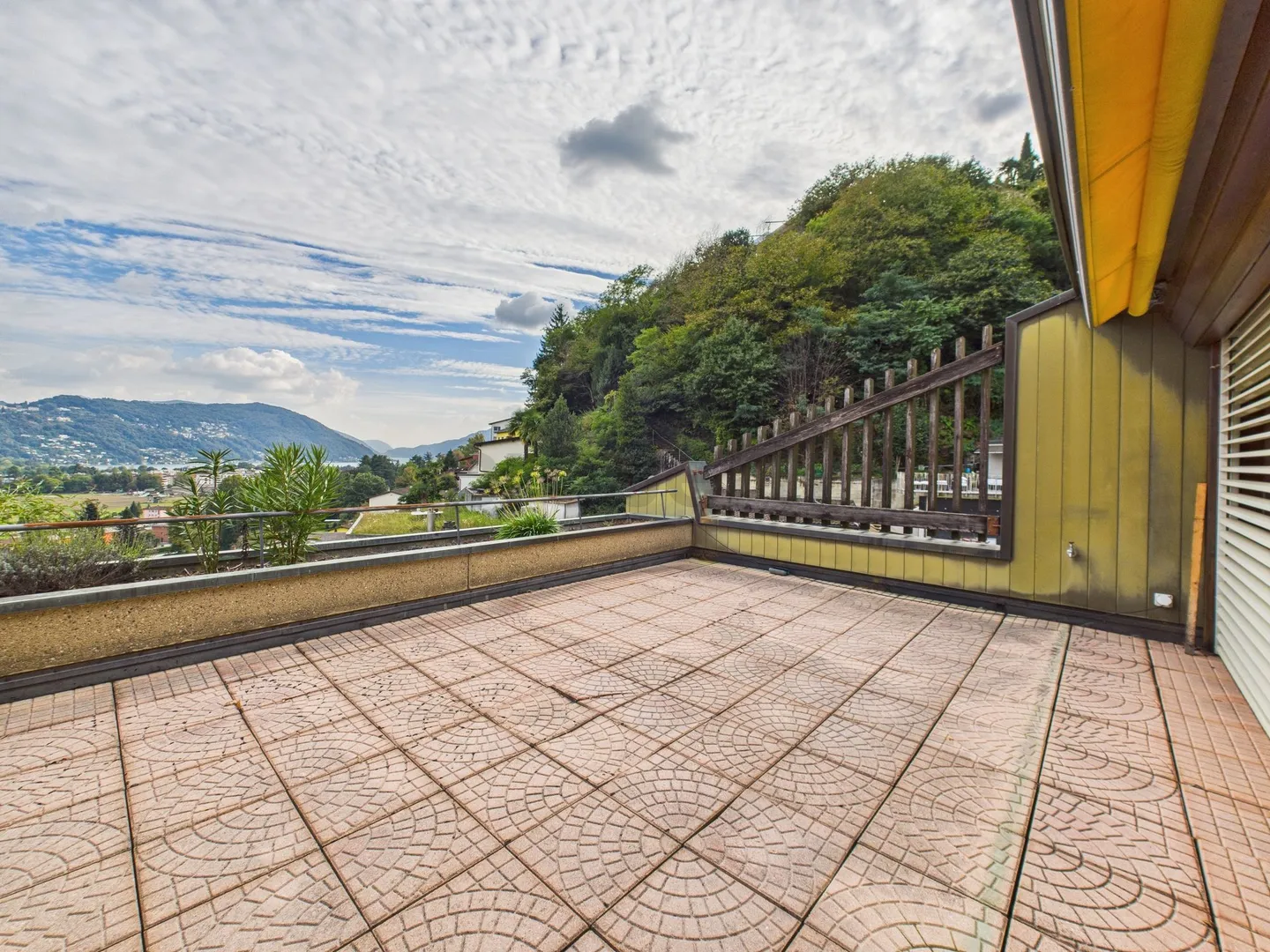 The perfect house for the family: space, light, and panorama (lake view) - Photo 1 of 13