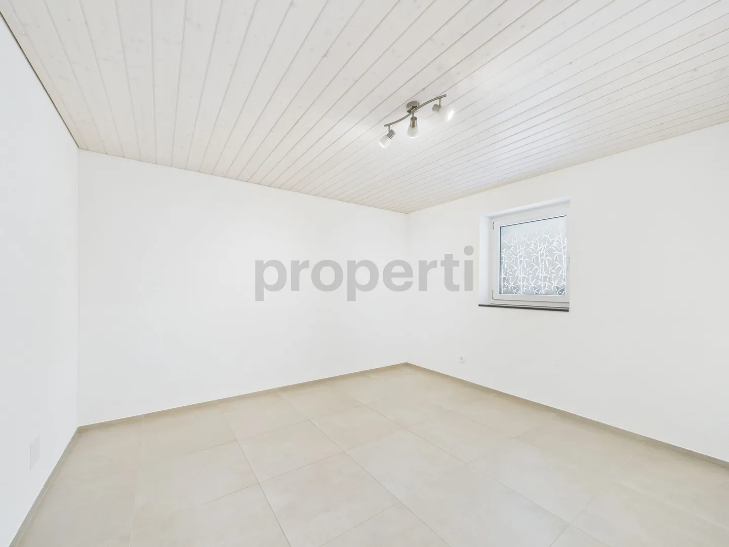 Incantevole appartamento maisonette di 4,5 stanze con balcone a Schwanden GL - Foto 4 di 13