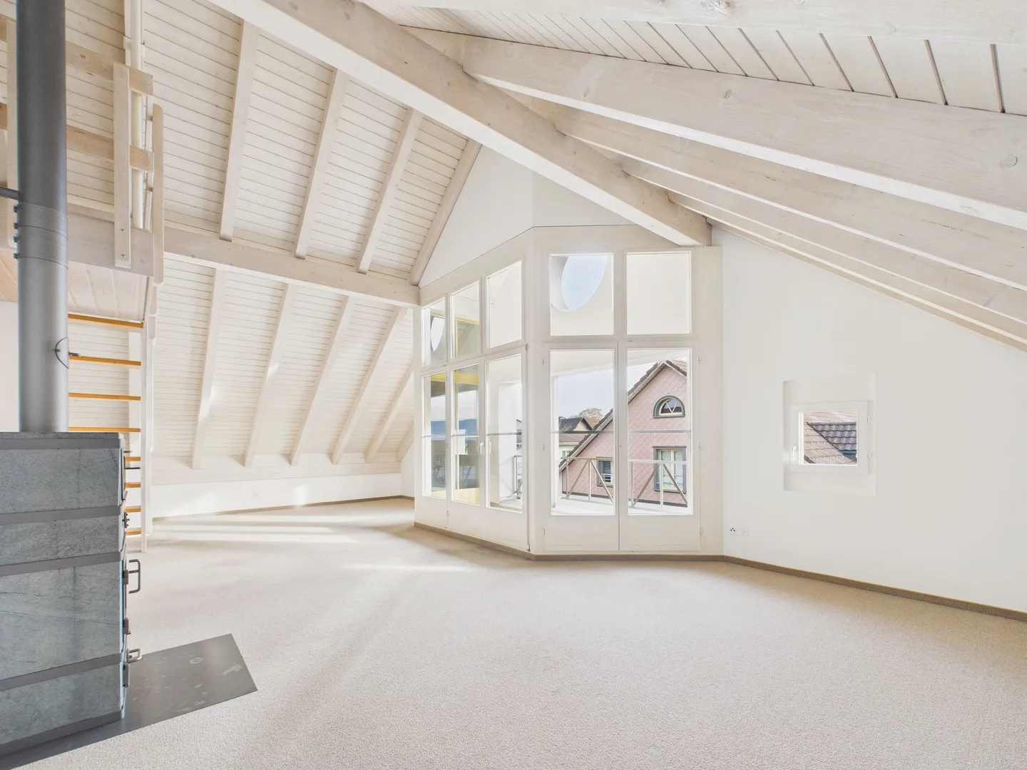 Modern 4.5-Zimmer-Dachwohnung mit Weitblick in Wigoltingen - Photo 2 of 12