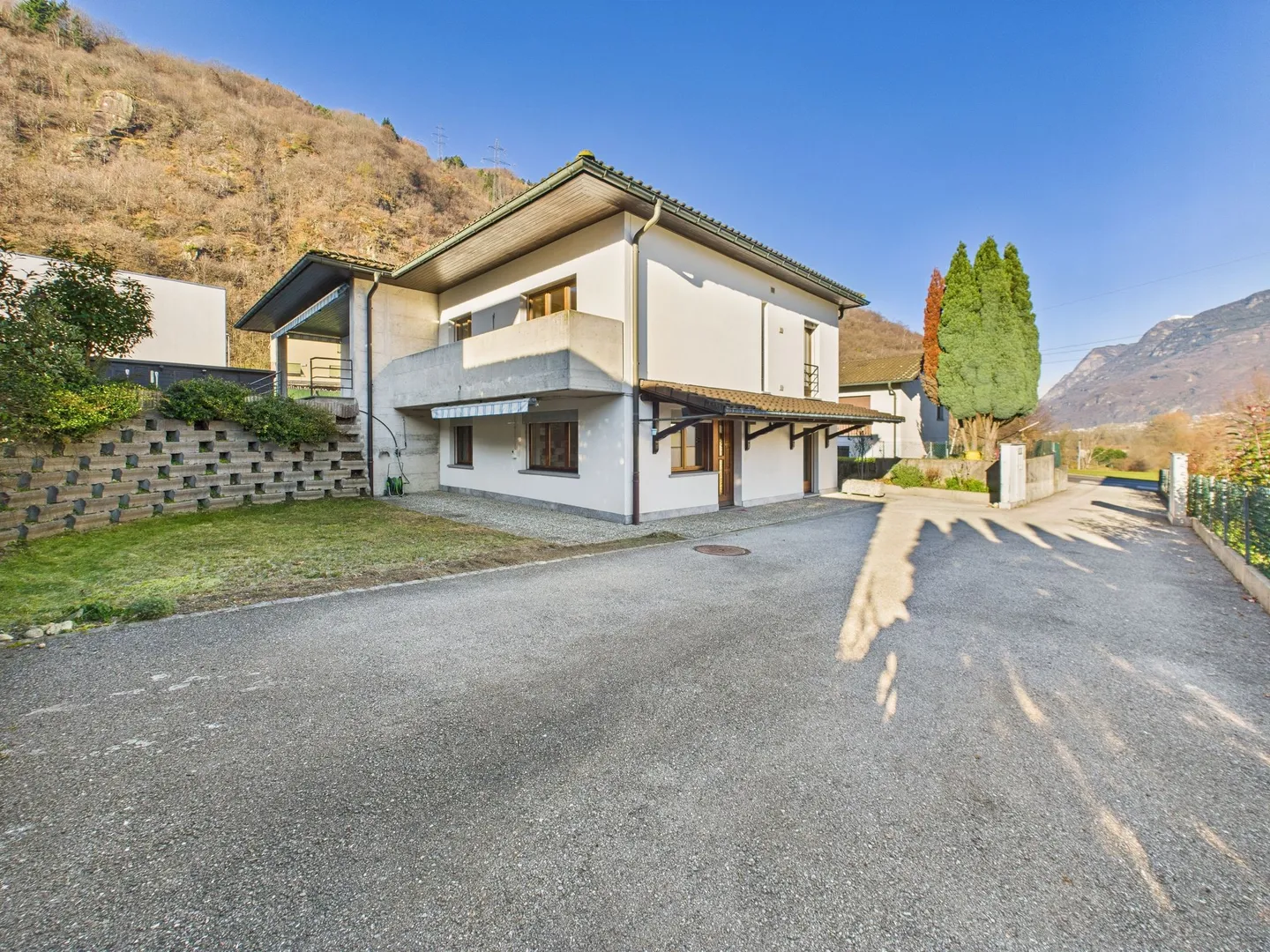 Exclusive semi-detached villa with large garden and private pool in Bellinzona, TI - Photo 2 of 13