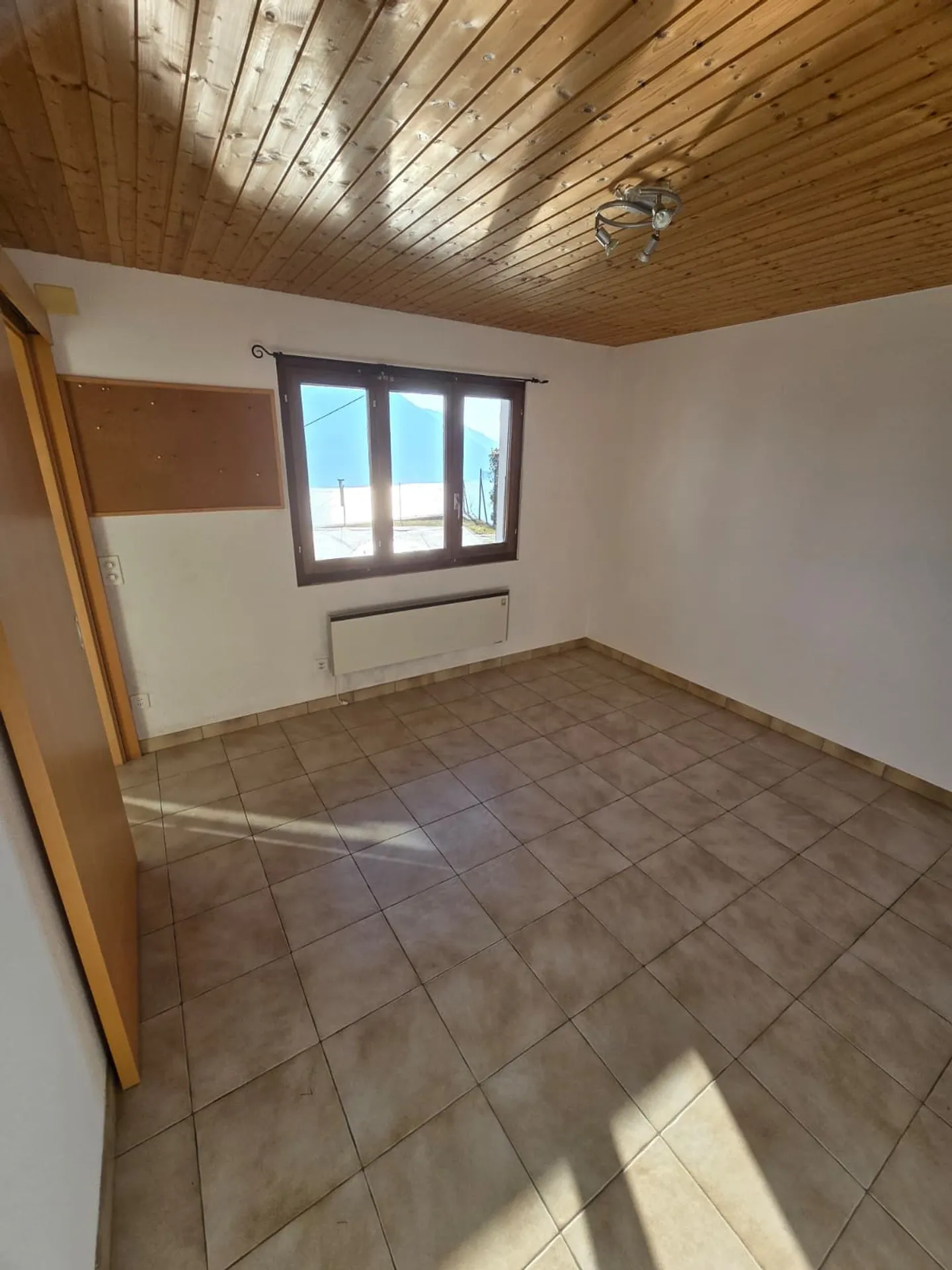 Brissago  Bifamiliare con vista lago, piscina e grande potenziale di sviluppo - Foto 9 von 13