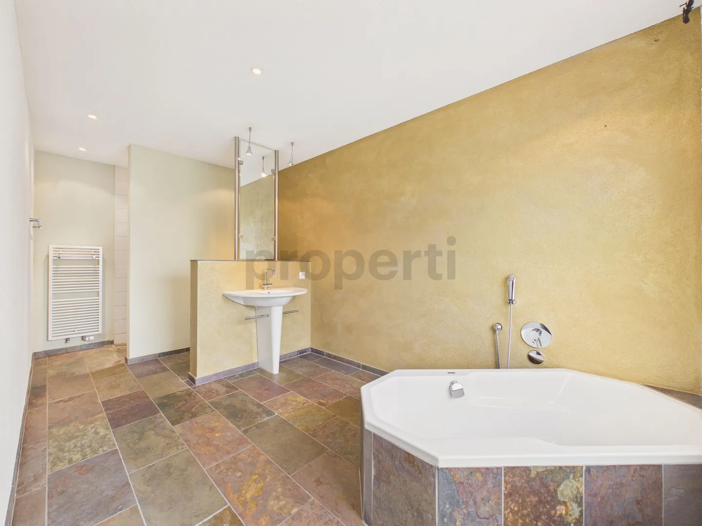 Spacious 6.5-room penthouse apartment with practical storage room, Othmarsingen - Photo 11 of 13