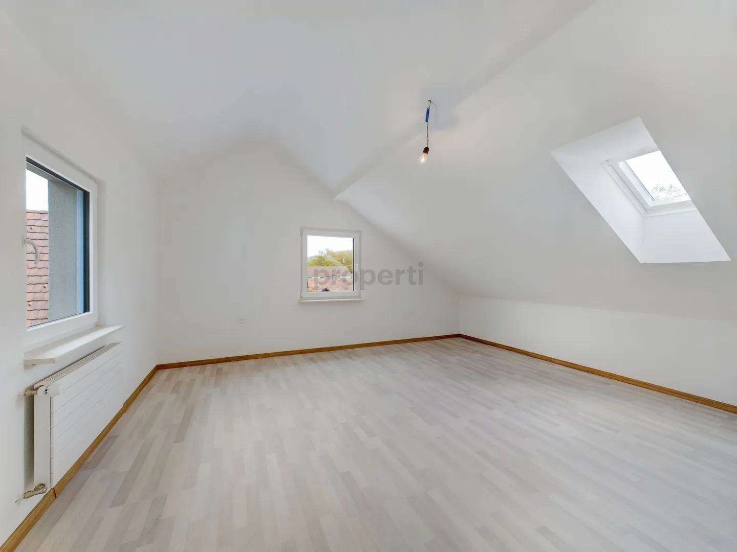 Charmante 3.5 Zimmer Dachwohnung mit Galerie in Steckborn - Zentral gelegen mit Garten und Parkplatz - Photo 5 of 9