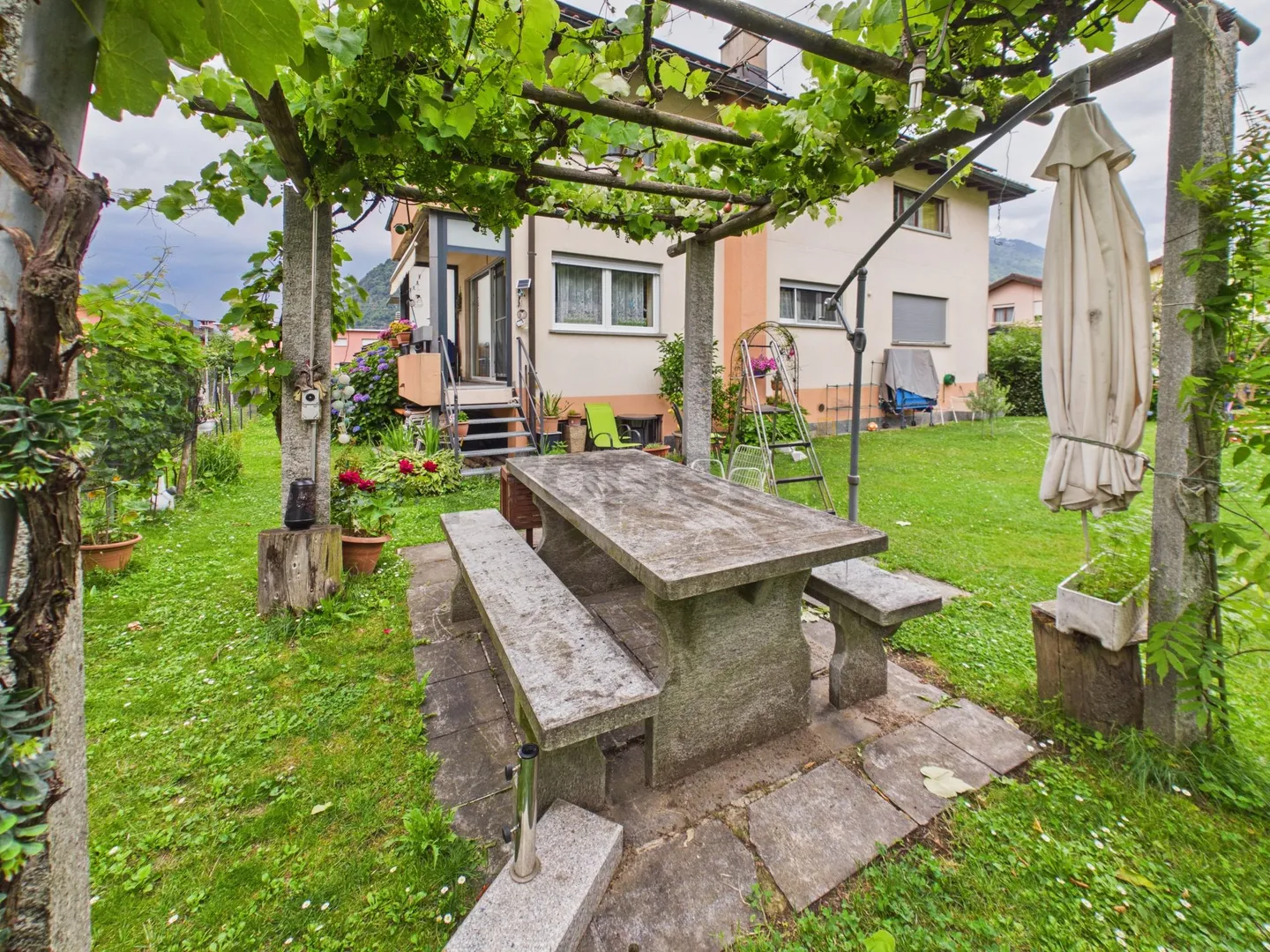 Elegante 4,5-Zimmer-Wohnung in einer Doppelhaushälfte mit Garten, Arbedo-Castione - Foto 12 von 13