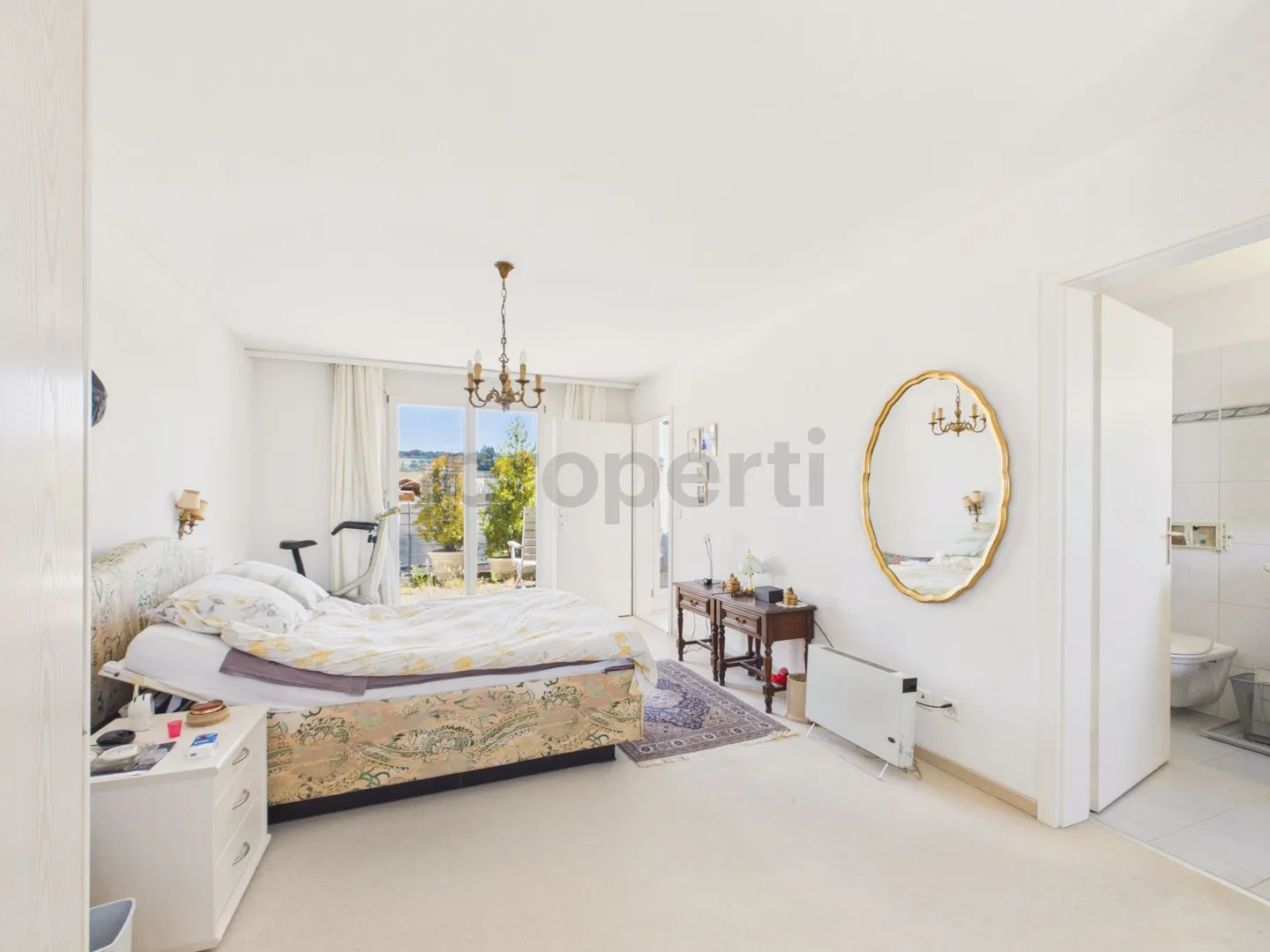 Appartement mansardé lumineux au-dessus des toits de Pfäffikon avec ascenseur et place de parking souterrain - Photo 7 sur 13