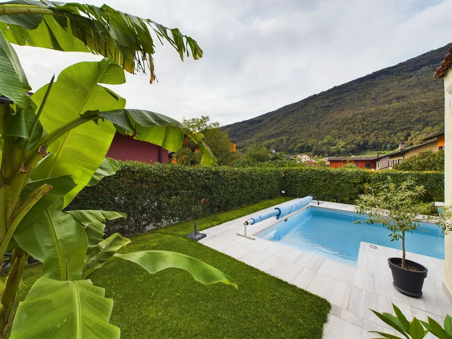 Stilvolles Einfamilienhaus mit Garten und Pool in Riva San VitaleElegante casa con giardino e piscina riscaldata a Riva San Vitale - Foto 2 di 10