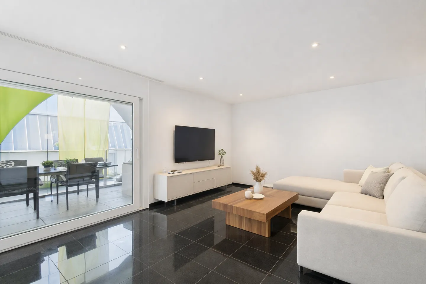 Exclusive penthouse apartment with 40 m² roof terrace & winter garden - privacy, comfort in Widnau - Photo 2 of 12