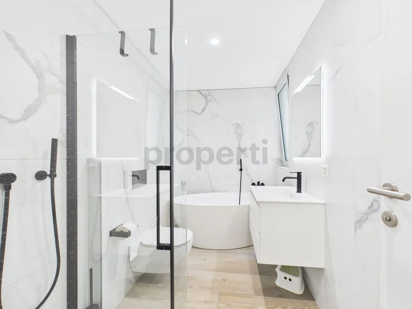 Modern 4.5-room apartment in a strategic central area with open view - Photo 8 of 12