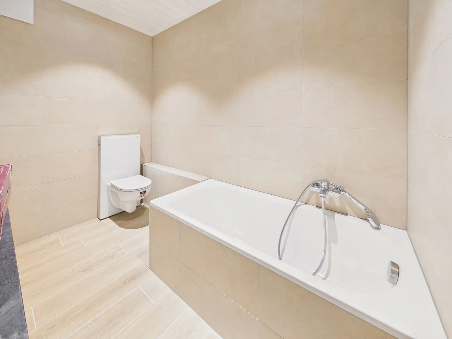 Appartement lumineux et entièrement rénové avec cheminée de 4.5 pièces à Châtillens (Oron)  charme, confort et modernité au cSur de la campagne vaudoise - Photo 11 sur 13