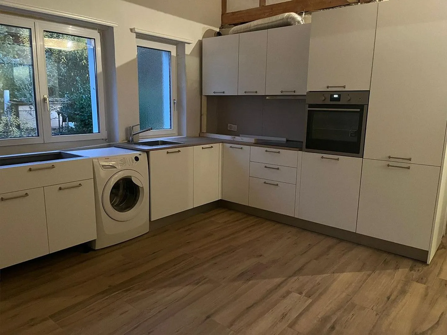 Modern 3.5-room attic apartment with beautiful views in charming Bäch SZ - Photo 2 of 9