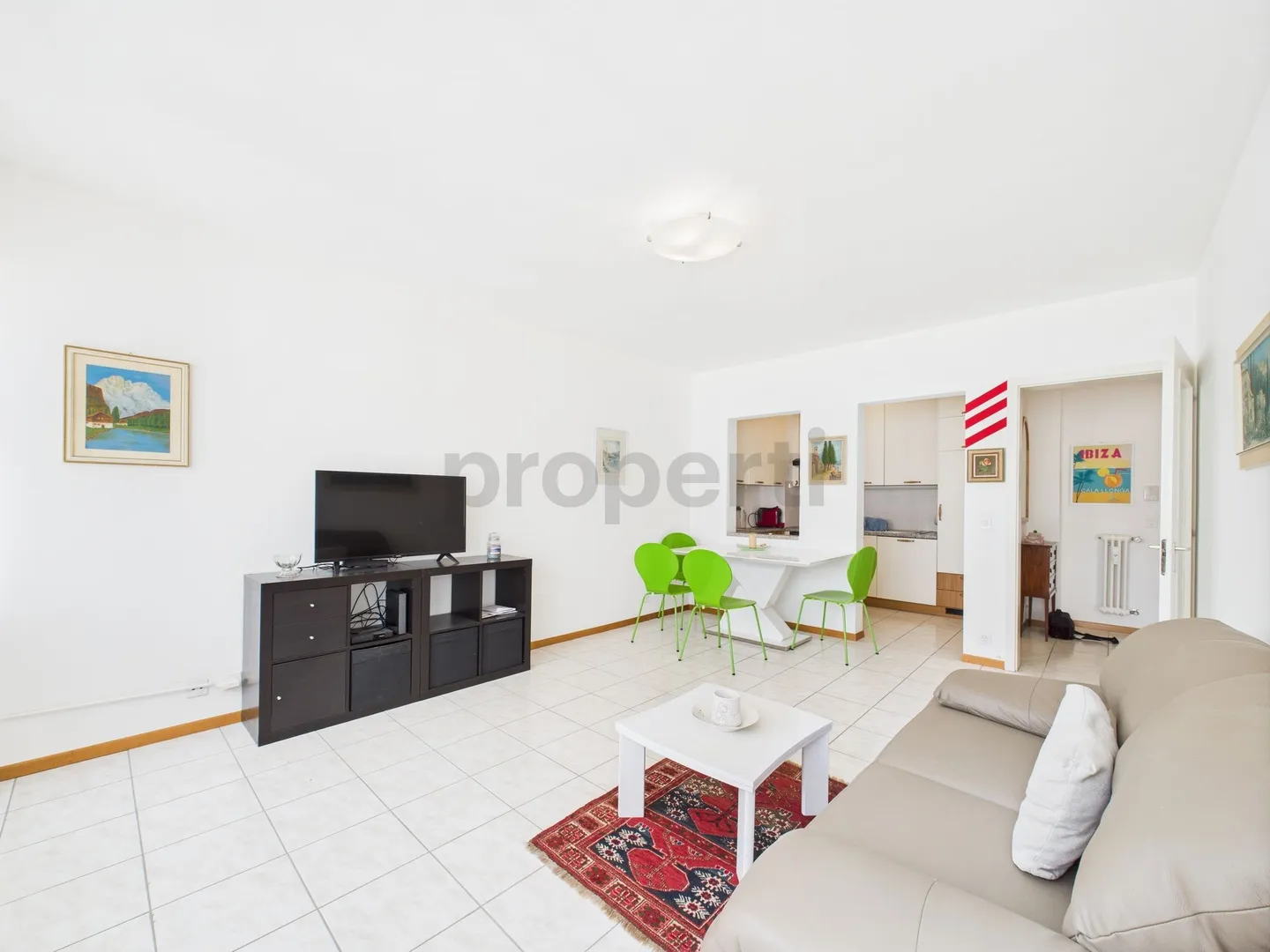 Apartment in central location in Minusio with lake view - Photo 2 of 11