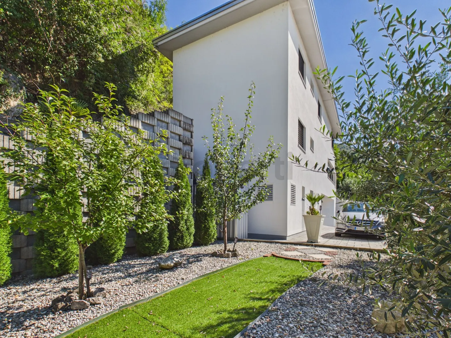 Contemporary villa with large spaces, garden and double garage - Photo 12 of 13