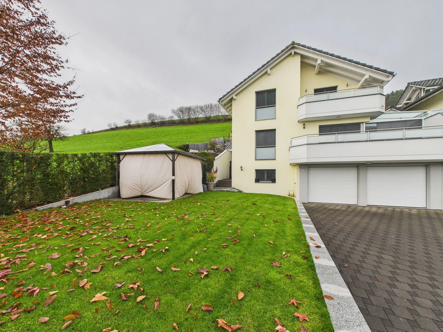 Moderne 6,5-Zimmer-Doppelhaushälfte in Uznach - Foto 2 von 13