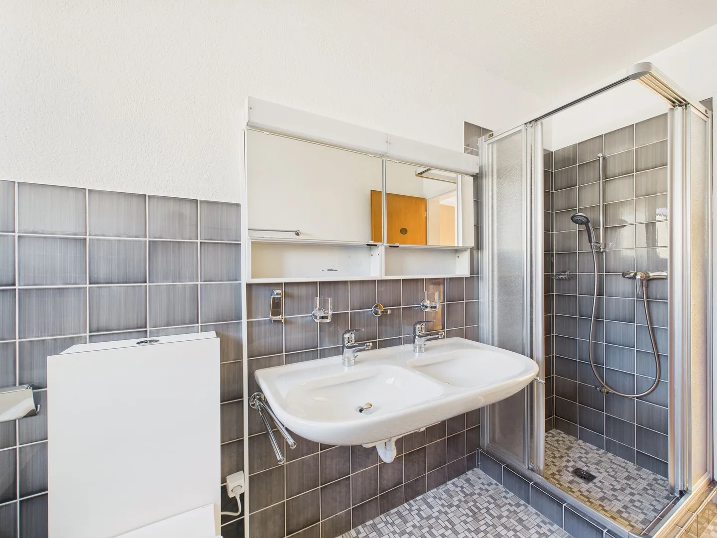 Charming 6.5-room terraced house with beautiful winter garden in Bellikon, Canton AG - Photo 10 of 13