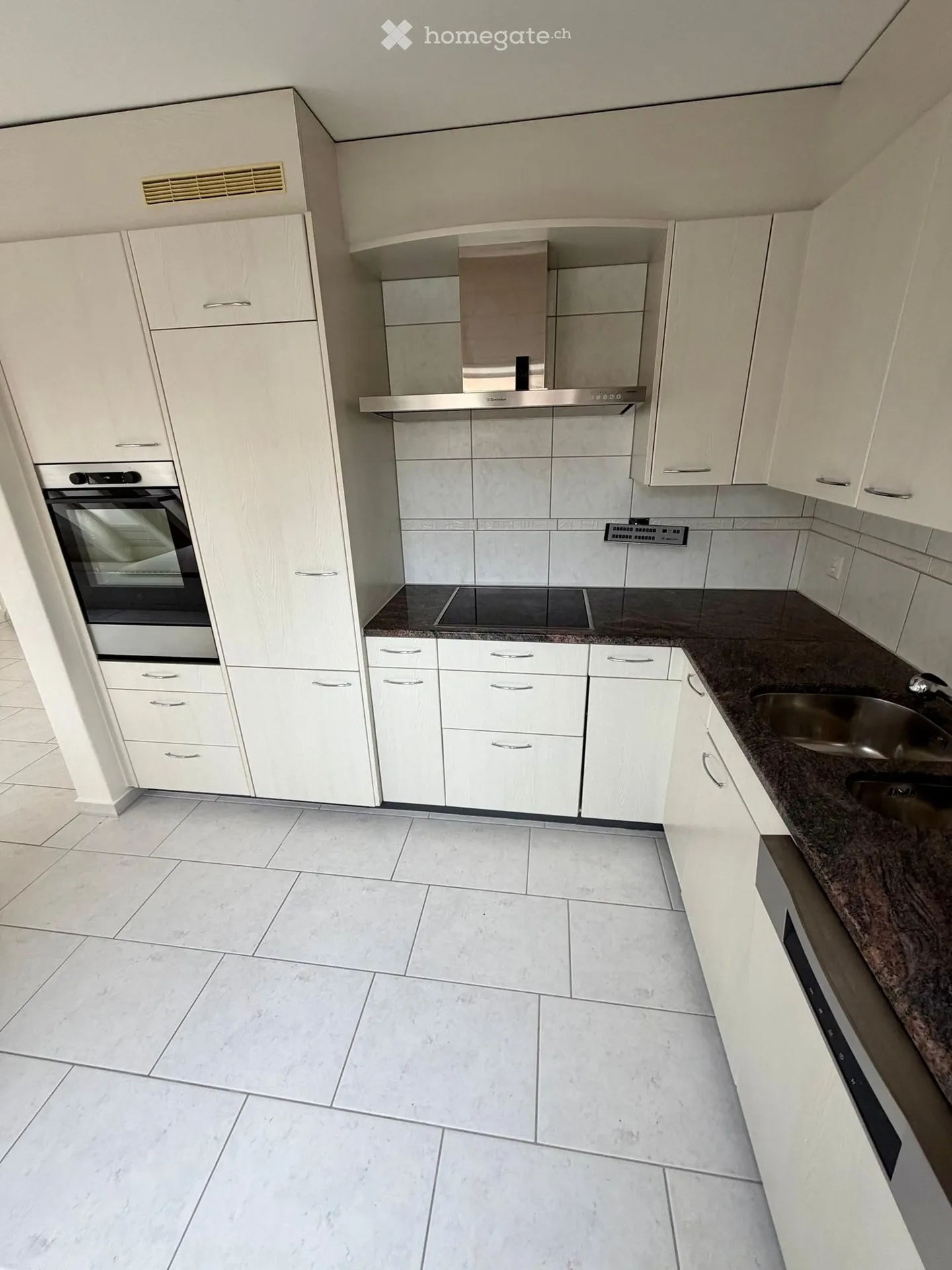 Moderno appartamento di 3.5 locali con ascensore e parcheggio sotterraneo, Unterengstringen - Foto 5 di 13