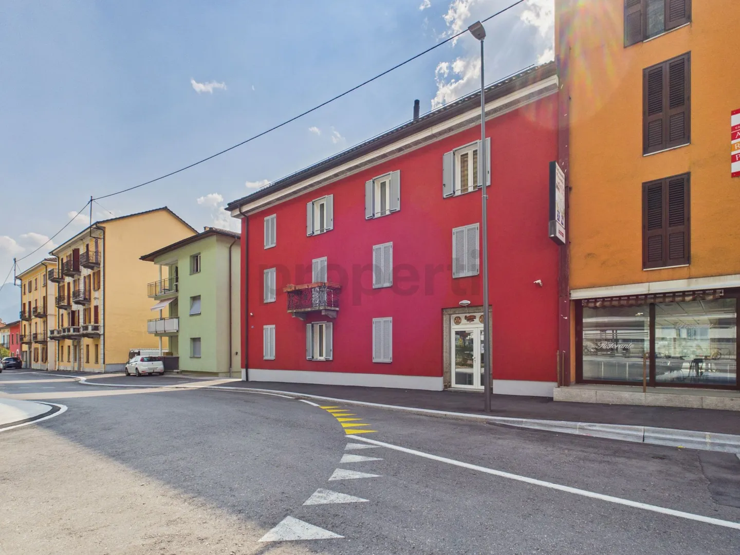 Opportunité d'investissement exclusive - Immeuble générant des revenus en face de la gare de Biasca - Photo 1 sur 10