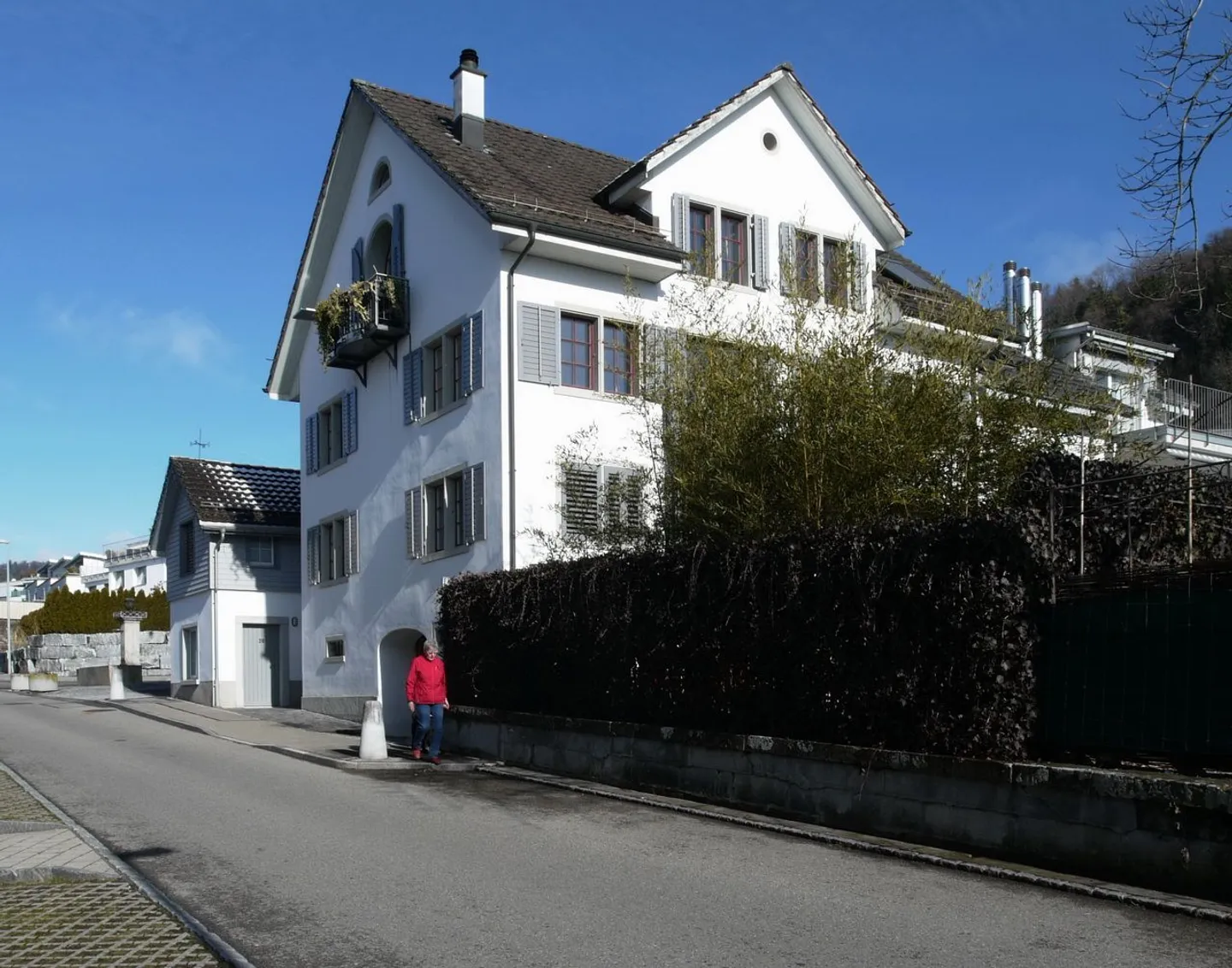 Charming and Generous - Photo 1 of 8